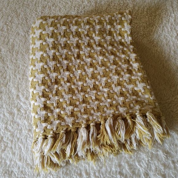NWOT Charteuse pinwheel throw - Picture 1 of 8